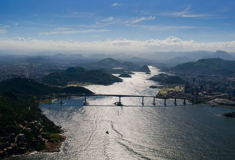 Vista aérea da Terceira Ponte e da baía de Vitória